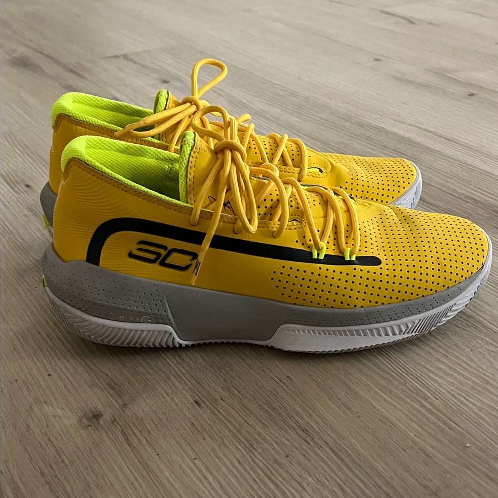 UA Steph Curry Basketball shoes EUC M SZ 8.5 yello
